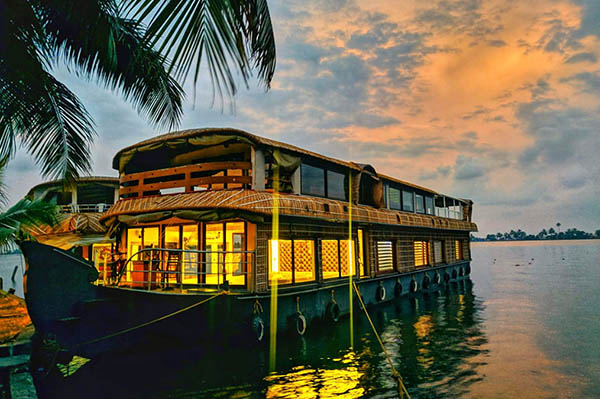 luxury houseboat in alleppey